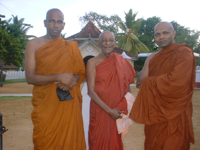 meeting with Devamitta thero at Baddegama temple on 03 June 2006.JPG